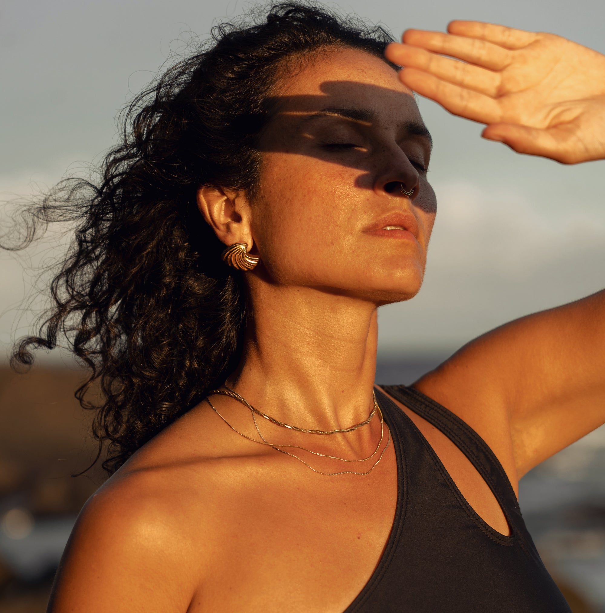 A model wearing Ines Twisted Gold Necklace